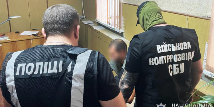 1500 доларів США за непризов до лав захисників – у Миколаєві правоохоронці затримали чоловіка за надання хабара посадовцю (ФОТО)