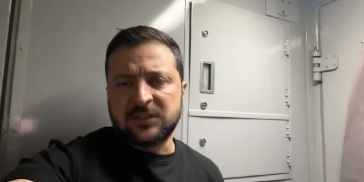 «Дуже корисно – почути від тих, хто йде у бій безпосередньо, чого саме не вистачає» – Зеленський після відвідання наших захисників (ВІДЕО)