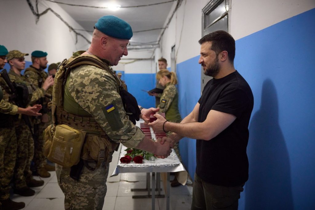 Зеленський нагородив українських військових, які відзначилися в боях за Україну у складі ОТУ «Донецьк». Серед нагороджених – і командир миколаївських морпіхів (ФОТО) 14