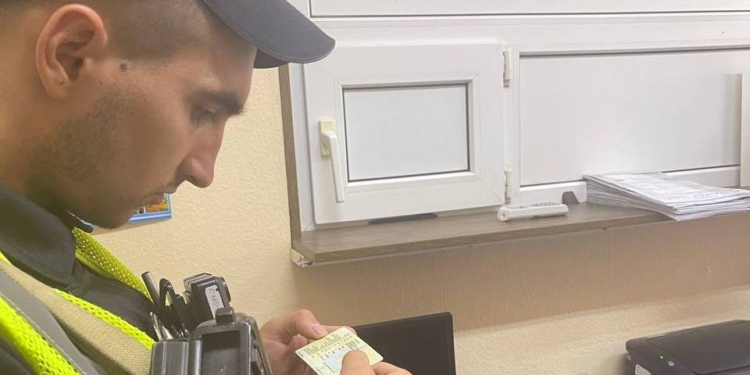 У Миколаєві чоловік прийшов перереєструвати куплену автівку. А у неї техпаспорт – підроблений