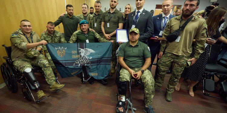 Зеленський в Нью-Йорку зустрівся з українськими захисниками, які проходять лікування і реабілітацію (ФОТО)