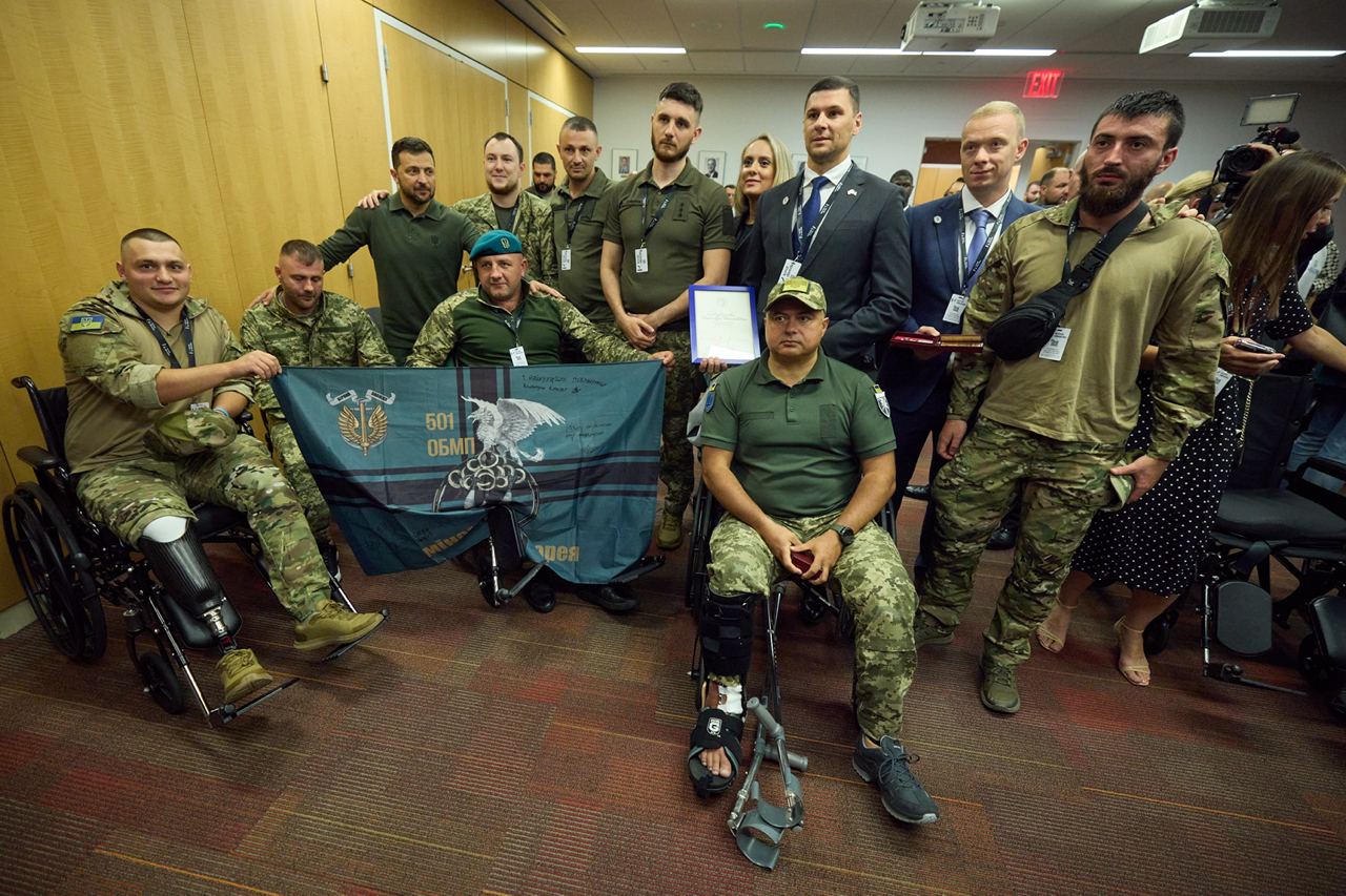 Зеленський в Нью-Йорку зустрівся з українськими захисниками, які проходять лікування і реабілітацію (ФОТО)