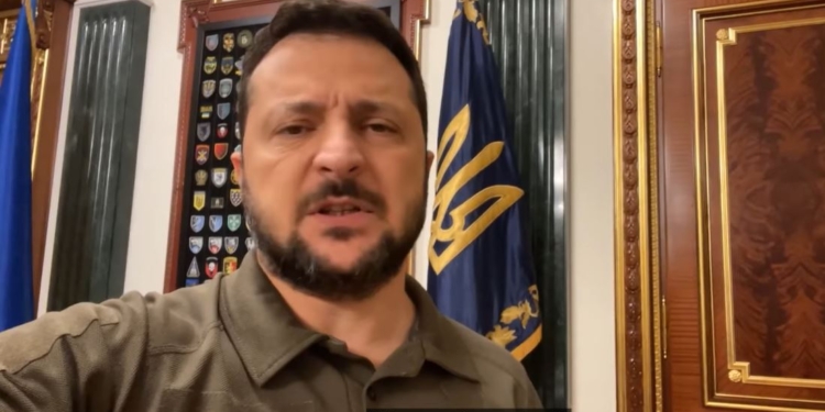 “Буде нове виробництво нашої зброї, окреслили з воїнами кілька пріоритетних позицій”, – Зеленський після поїздки на фронт (ВІДЕО)