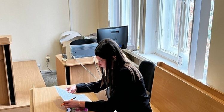 Стрілянина в Дніпрі. Жінку, яка тримала патрульну, доки її друг бив поліцейського, відправили під нічний домашній арешт