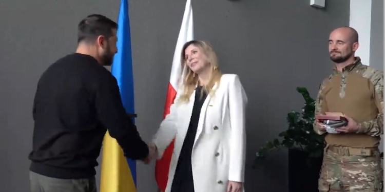 Зеленський на шляху додому заїхав до Польщі. З ким зустрівся (ВІДЕО)