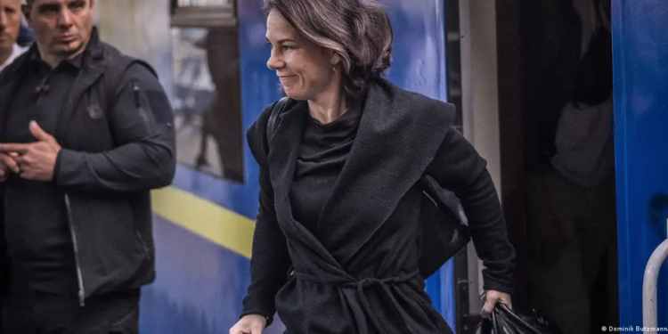 “Україна захищає усіх нас”, – голова МЗС Німеччини Бербок прибула до Києва