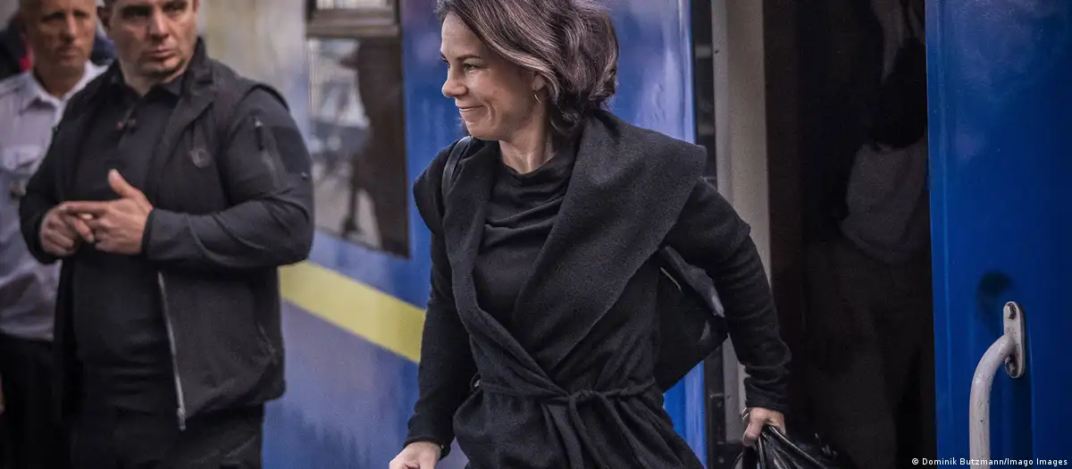 “Україна захищає усіх нас”, – голова МЗС Німеччини Бербок прибула до Києва