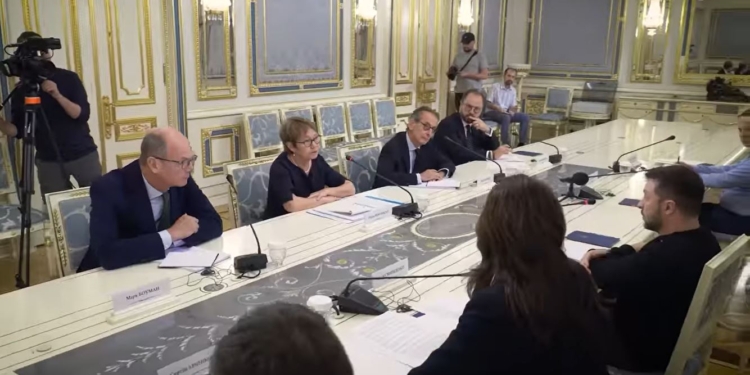 ЄБРР допомагає “Укренерго” в будівництві захисту від повітряних атак. Директор банку зустрілася з Зеленським (ВІДЕО)