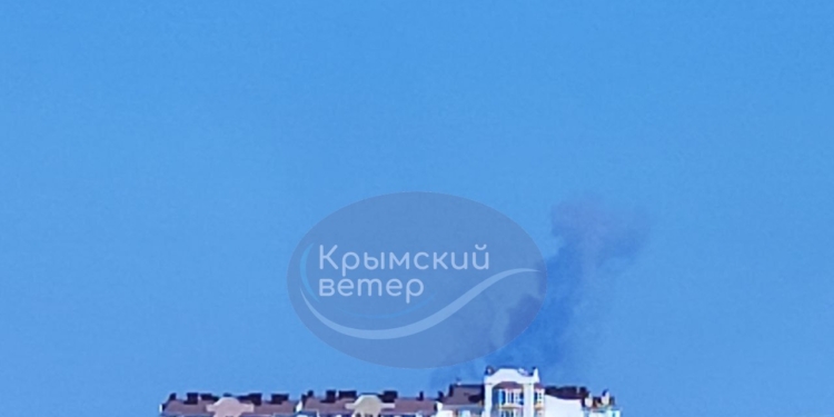 В Криму вибухи в дим. Міст перекритий