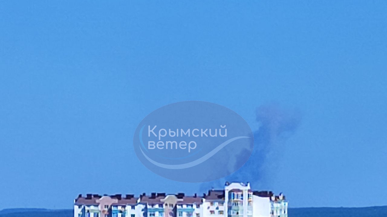 В Криму вибухи в дим. Міст перекритий