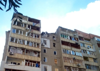 Двічі жертви. В Миколаєві ракета зруйнувала 3 поверхи під’їзду – влада хоче демонтувати всі 10. Люди – на вулиці (ФОТО, ВІДЕО)