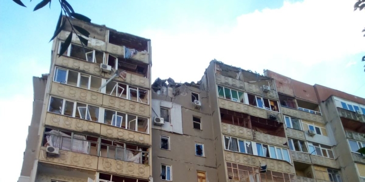 Двічі жертви. В Миколаєві ракета зруйнувала 3 поверхи під’їзду – влада хоче демонтувати всі 10. Люди – на вулиці (ФОТО, ВІДЕО)