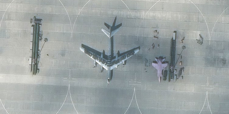 Росіяни на авіабазах в глибокому тилу обкладають літаки шинами. Експерти оцінили ефективність такого захисту (ФОТО)