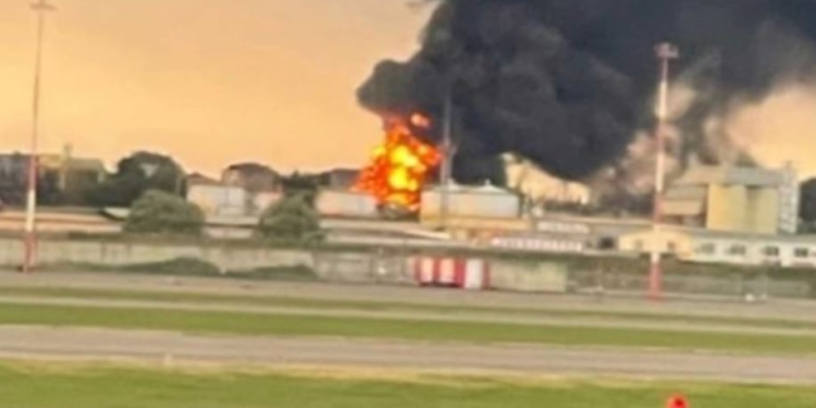 В Сочі горить резервуар “Роснефти”, перед тим чули вибух (ВІДЕО)