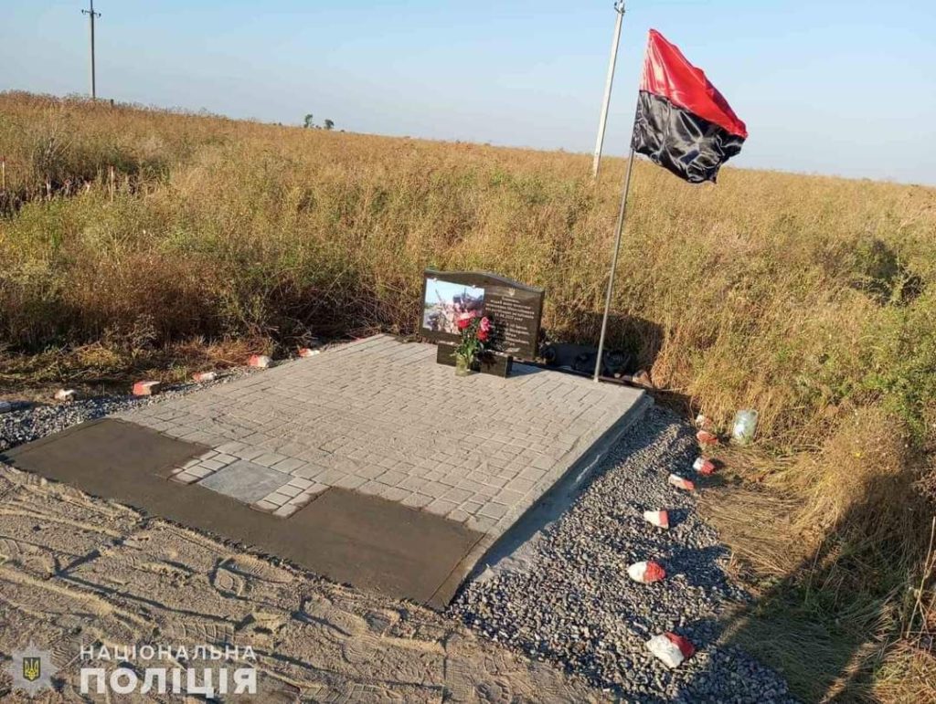 На Миколаївщині пошкодили пам’ятний знак захисникам – поліція шукає злочинців (ФОТО) 3