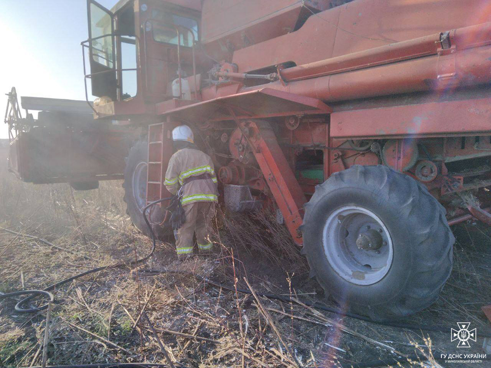 Комбайни, автівки та будинки: що на Миколаївщині минулої доби гасили вогнеборці (ФОТО) 4