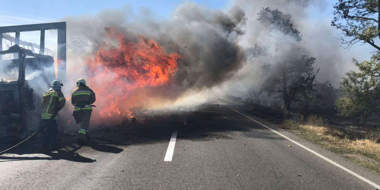 Поблизу Коблево на Миколаївщині на трасі вщент згоріла вантажівка (ФОТО)