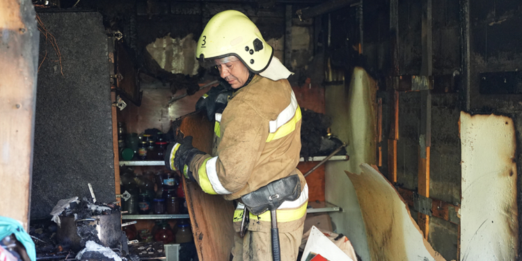 На пожежі в Миколаєві чоловік намагався загасити власну літню кухню, але сам отримав опіки (ФОТО)