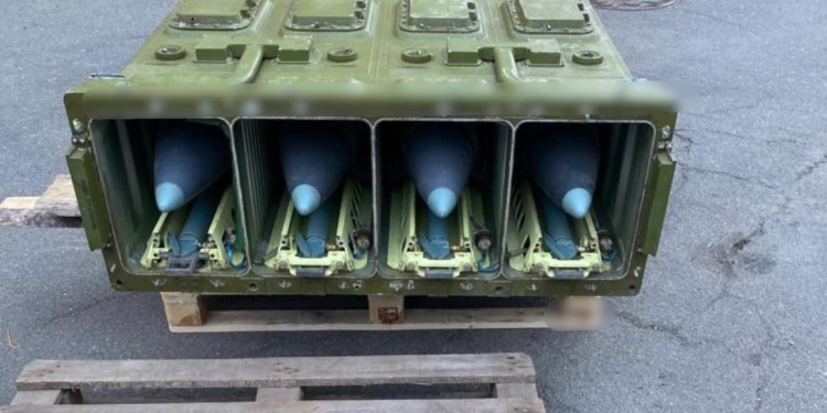 В господарстві згодиться. На Київщині чоловіки ховали ЗРК “Тор”, який вони прибрали до рук після відступу окупантів (ФОТО)