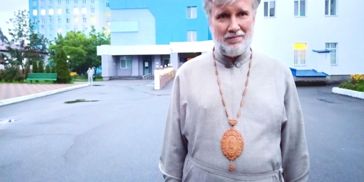 «Довелося похрестити російського вояку». Історія єпископа, який вирвався з окупованих Олешків