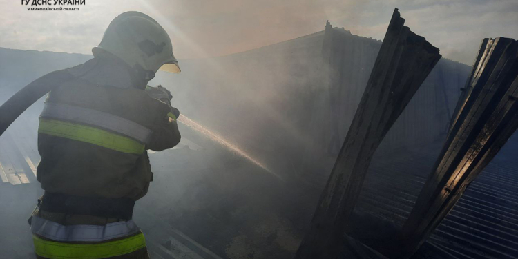 На одному з зерноприймальних підприємств Миколаївщини зранку гасили пожежу (ФОТО)