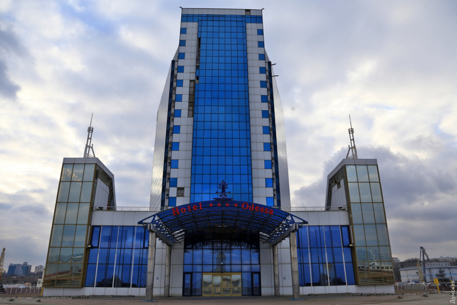 Власник зруйнованого готелю “Одеса” каже, що він не подобався ні йому, ні одеситам (ФОТО)