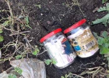 Жінка звинуватила сусіда у крадіжці заощаджень, які закопала на городі. Поліція банки знайшла, але осад залишився (ФОТО)