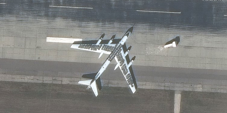 Росіяни на авіабазах в глибокому тилу обкладають літаки шинами. Експерти оцінили ефективність такого захисту (ФОТО)