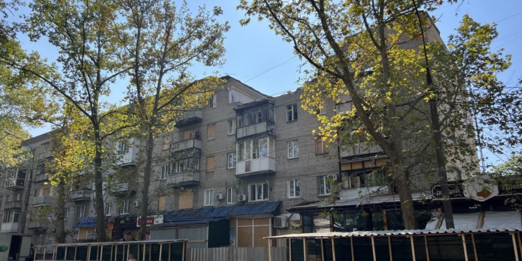 У Миколаєві на 4 будинках, які були пошкоджені російськими обстрілами, тривають відновлювальні роботи (ФОТО)