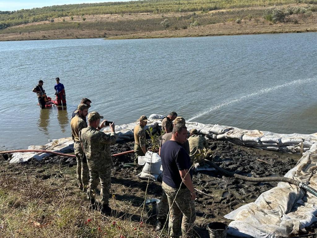 В озері Гарбовець в Молдові знайдені уламки ракети (ФОТО) 1