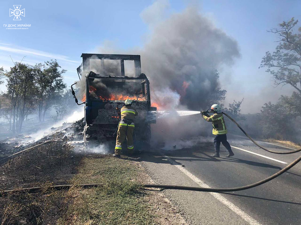 Поблизу Коблево на Миколаївщині на трасі вщент згоріла вантажівка (ФОТО) 8