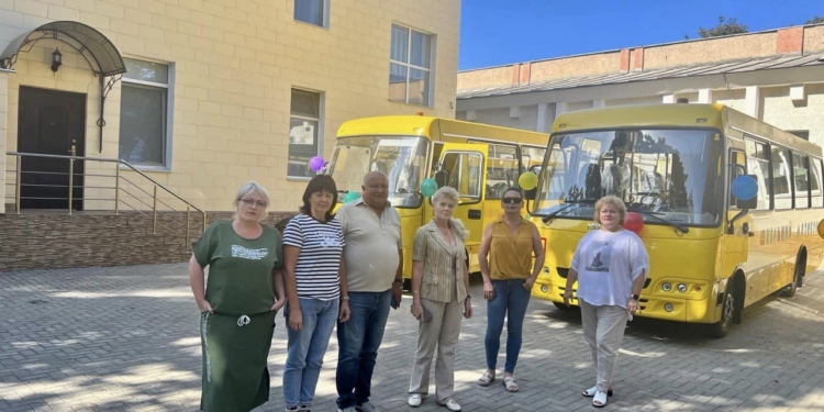 Для учнів Миколаївщини передано 943 девайси для дистанційного навчання та чотири автобуси (ФОТО)