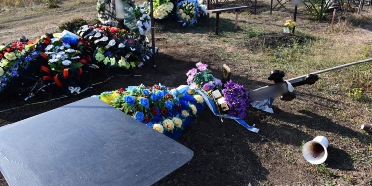 На Миколаївщині поліцейські встановлюють зловмисників, які скоїли наругу над 6 могилами загиблих на російсько-українській війні військовослужбовців (ФОТО)