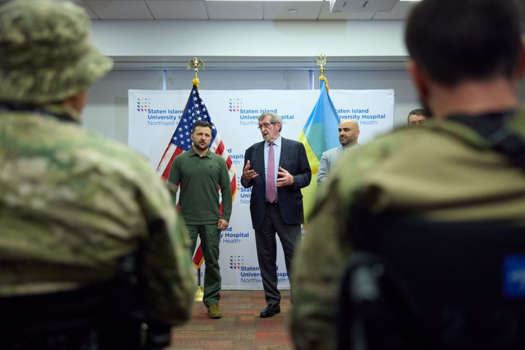 Зеленський в Нью-Йорку зустрівся з українськими захисниками, які проходять лікування і реабілітацію (ФОТО) 9
