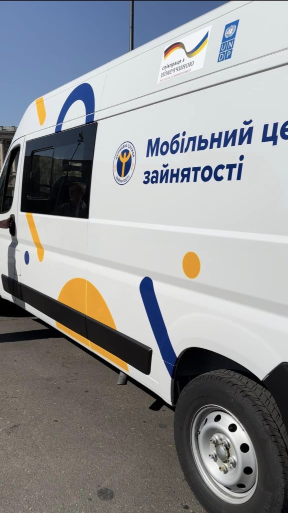 Миколаївський та Херсонський центри зайнятості отримали автівки від ПРООН (ФОТО) 8