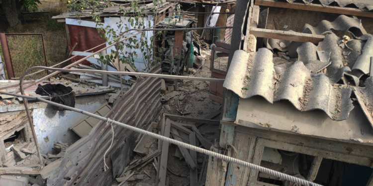 Очаківські вогнеборці ліквідували пожежу, спричинену ворожим обстрілом (ФОТО, ВІДЕО)