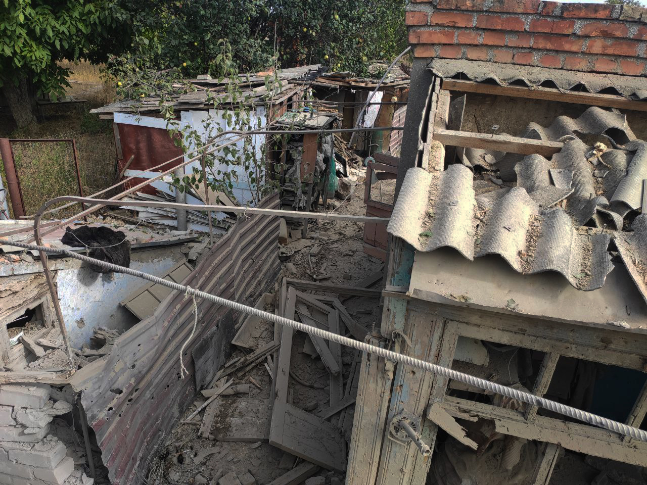 Очаківські вогнеборці ліквідували пожежу, спричинену ворожим обстрілом (ФОТО, ВІДЕО)