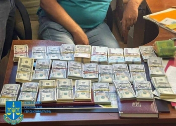 В Одесі завідувач відділенням та нейрохірург вимагали від переселенця $1,2 тис. за термінову операцію. Під час обшуків у них в кабінетах знайшли $230 тис. та 450 тис.грн. (ФОТО)