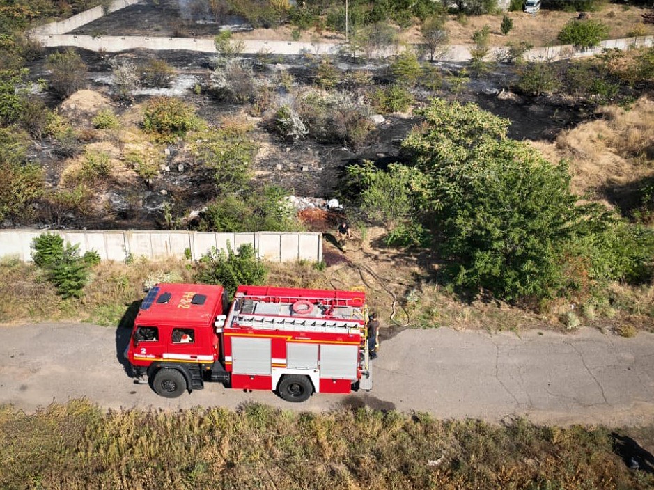 У Миколаєві вогнеборці загасили пожежу сухостою та не допустили перекидання вогню на забудови (ФОТО, ВІДЕО) 13