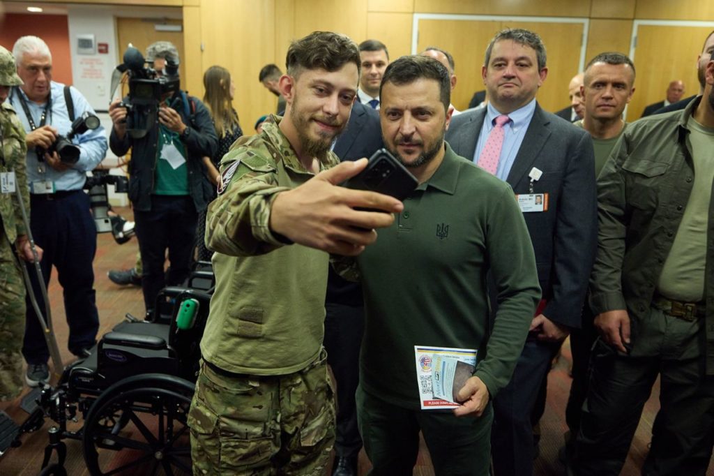 Зеленський в Нью-Йорку зустрівся з українськими захисниками, які проходять лікування і реабілітацію (ФОТО) 17