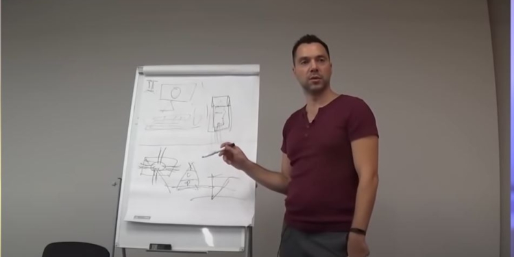 “Що хочеться зробити з цими створіннями? Спочатку тр**нути, а потім придушити на хрін”. Психолог Арестович в епіцентрі сексистського скандалу (ВІДЕО)