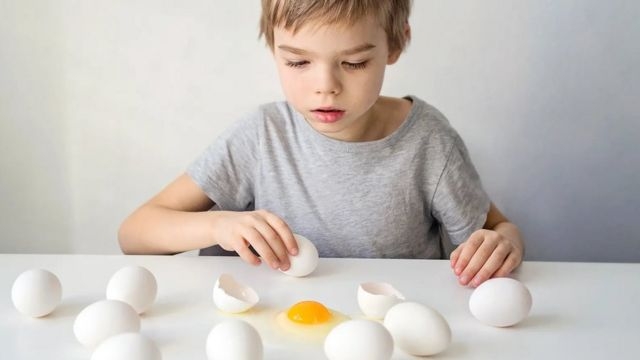 Про жарти батьків з дітьми, коли останні не сміються. У Tiktok дивний тренд з розбиттям яєць