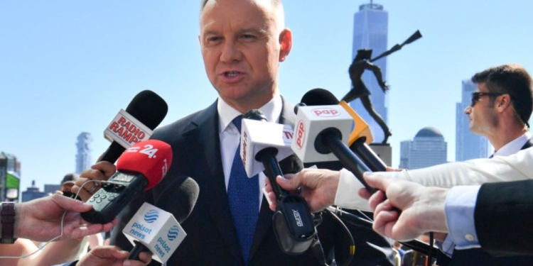 “Україна хапається за соломинку і може потягти на дно за собою”, – Дуда не зустрівся з Зеленським