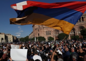 У Єревані протести і сутички – вимагають відставки Пашиняна і заблокували посольство РФ (ВІДЕО)