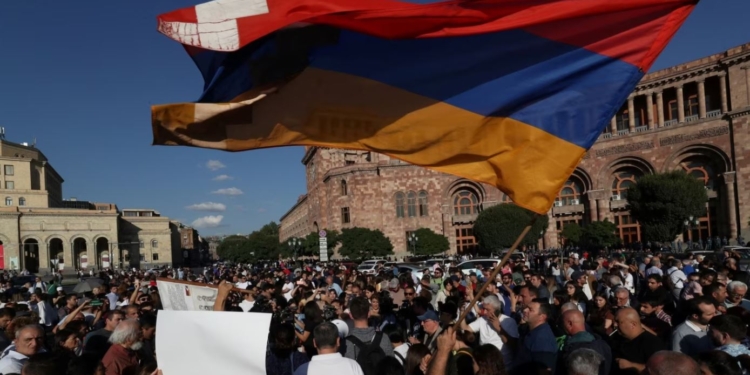 У Єревані протести і сутички – вимагають відставки Пашиняна і заблокували посольство РФ (ВІДЕО)