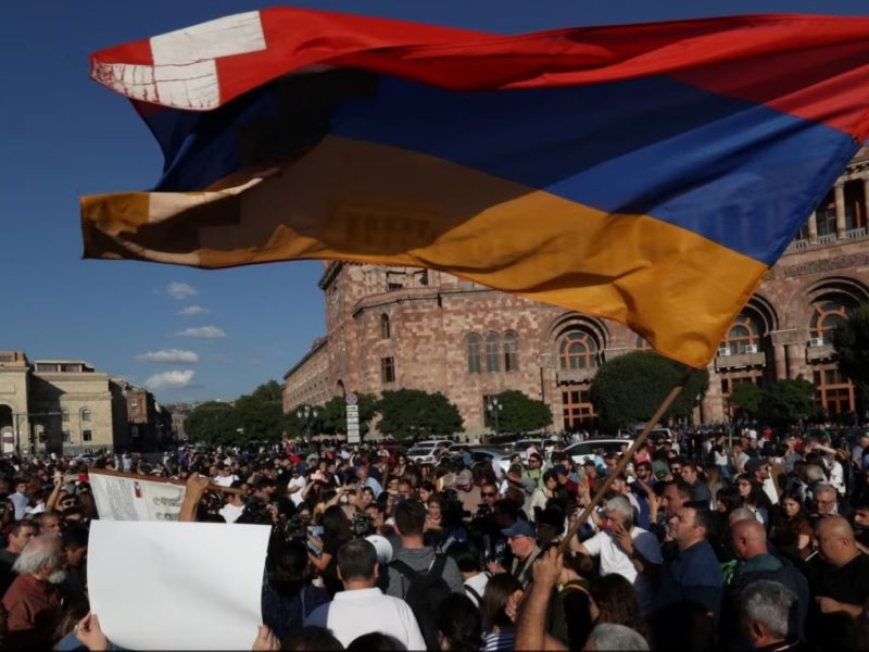 У Єревані протести і сутички – вимагають відставки Пашиняна і заблокували посольство РФ (ВІДЕО)