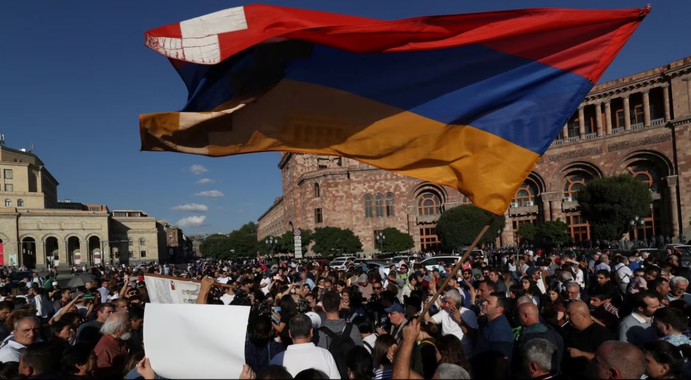 У Єревані протести і сутички – вимагають відставки Пашиняна і заблокували посольство РФ (ВІДЕО)