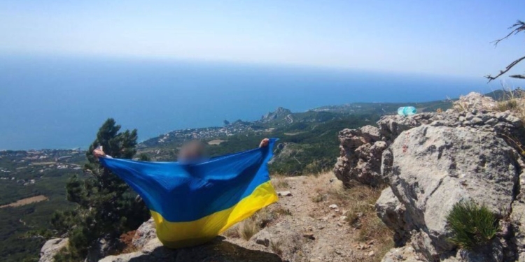 Українці, що змушені були виїхати з окупованих територій в Крим, говорять росіянам, що думають про них і їх армію (ВІДЕО)