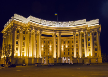 Ще не все. Польські ЗМІ пишуть, що Україні нібито пообіцяли швидкий вступ до ЄС, якщо вона допоможе “скинути уряд” у Польщі