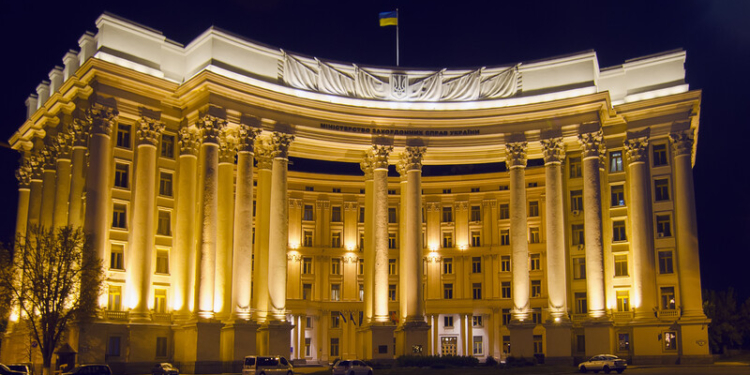 Ще не все. Польські ЗМІ пишуть, що Україні нібито пообіцяли швидкий вступ до ЄС, якщо вона допоможе “скинути уряд” у Польщі